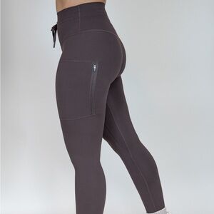Women's Dark Colored High-Waisted Leggings With Pocket